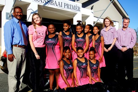 Die trotse Gansbaai Pilchies in KIA Motors se pienk drag, met links Tommy Volkwyn (skoolhoof) en SalomÃ© van der Merwe en regs Pauline en Sean Smith van KIA Motors in Hermanus